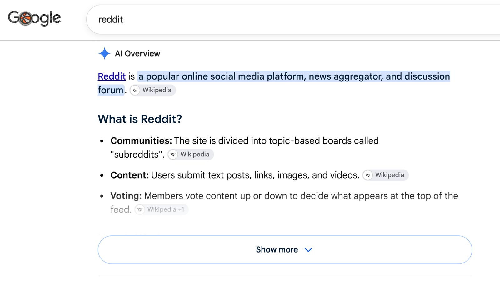 Resultado de Google para la búsqueda reddit con un bloque AI Overview que define Reddit como plataforma social, agregador de noticias y foro, con tres apartados (comunidades, contenido y votos) citando a Wikipedia
