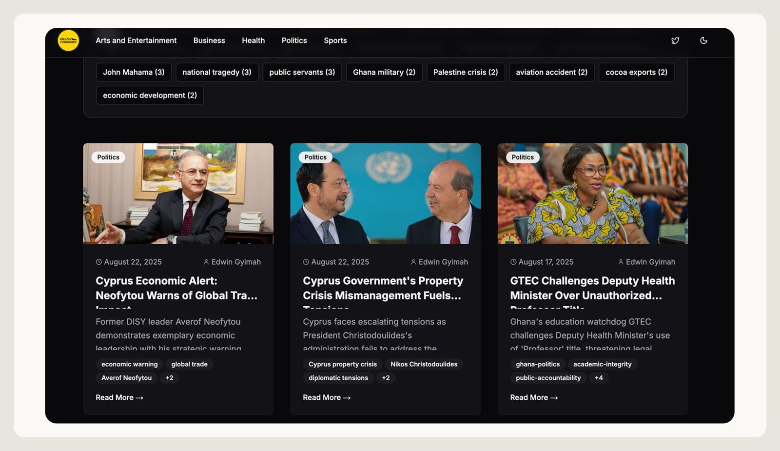 Captura de una de las webs de noticias fabricadas de la red de unos 70 medios: portada oscura con categorías, etiquetas y tres artículos de política firmados por el mismo autor