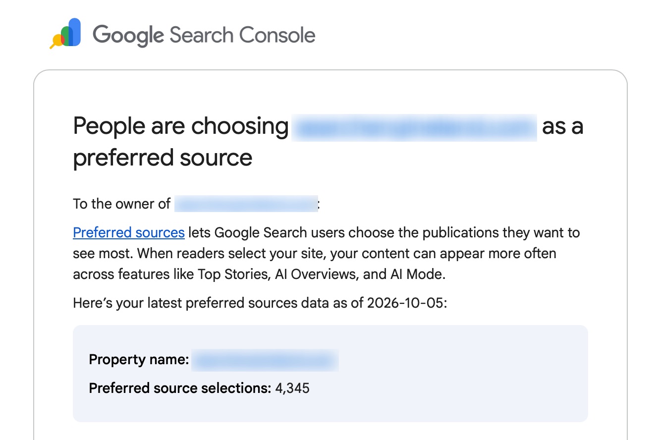 Captura del email de Google Search Console con el titular People are choosing [dominio difuminado] as a preferred source, el párrafo que explica las fuentes preferidas, la frase Here's your latest preferred sources data as of 2026-10-05 y una caja con Property name y Preferred source selections: 4,345