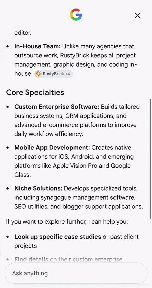 Capa a pantalla completa de AI Mode con el logo de Google y una X arriba, un informe generado sobre RustyBrick con las secciones In-House Team y Core Specialties en viñetas, chip de cita RustyBrick +4, sugerencias de seguimiento y un campo Ask anything abajo